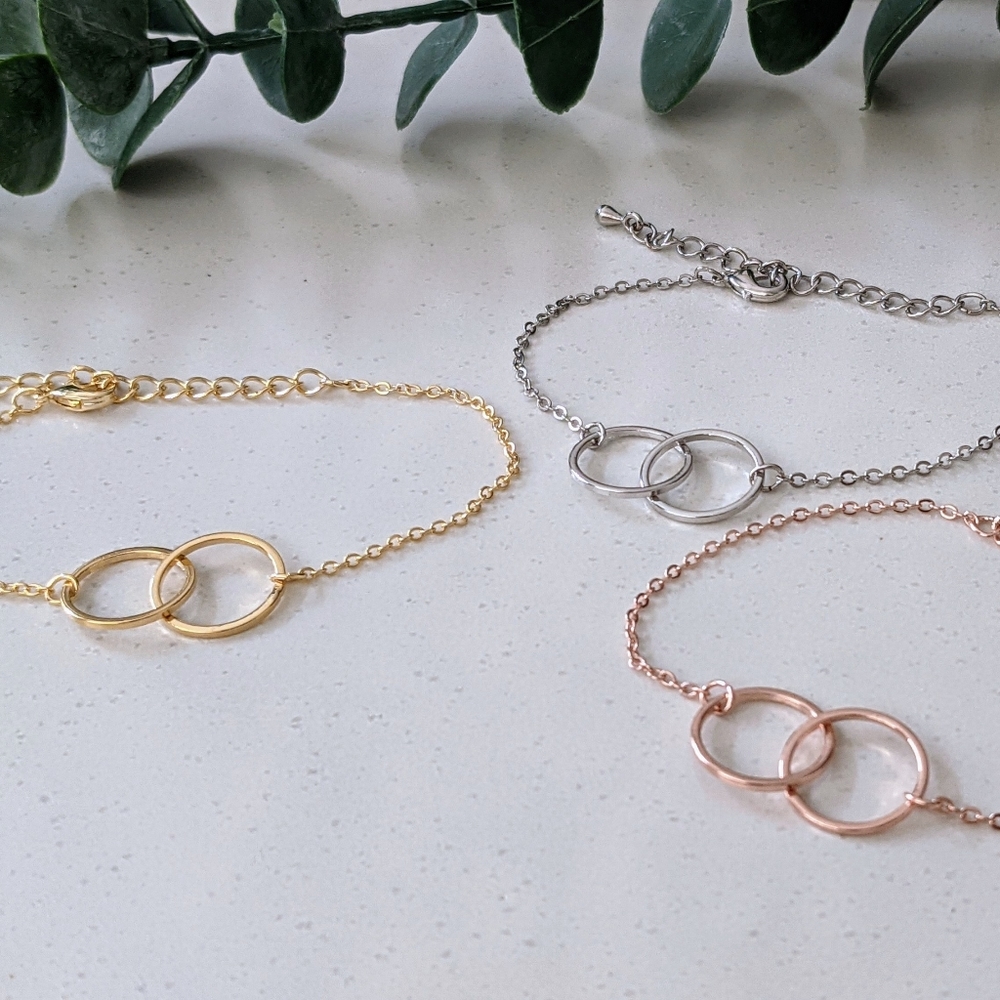 Interlocking Ring Bracelet - Picture 4 of 6